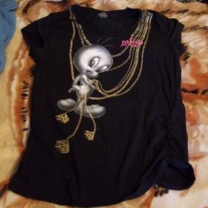 A tweety shirt gor the tweety fans
